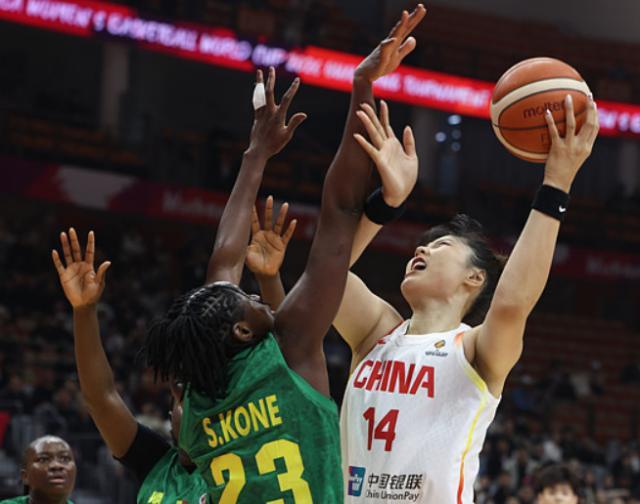 中国女篮力克马里取开门红！李月汝轰21+11